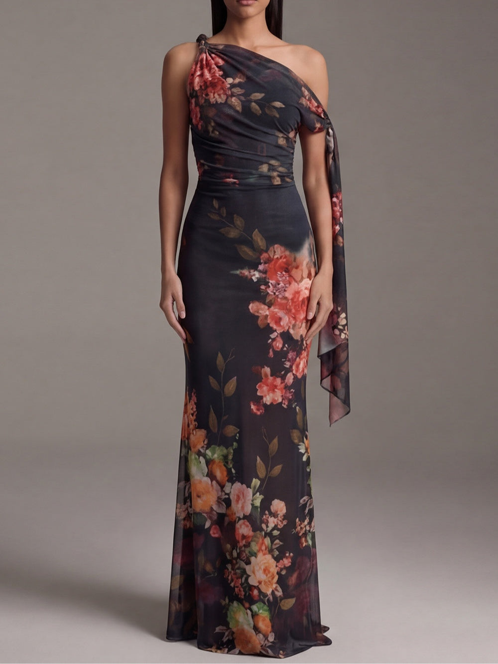 Abito Maxi Plissettato in Chiffon Stampato Nero con Spalla Scoperta