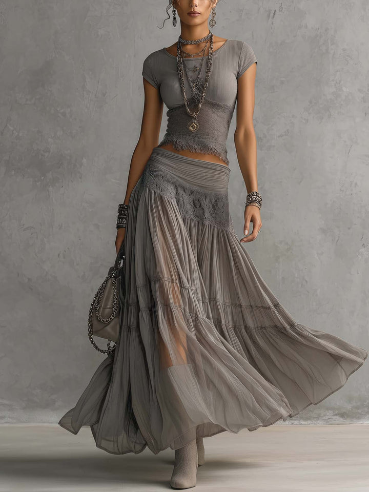Set Top con Pannelli in Pizzo e Gonna Maxi Plissettata di Elena