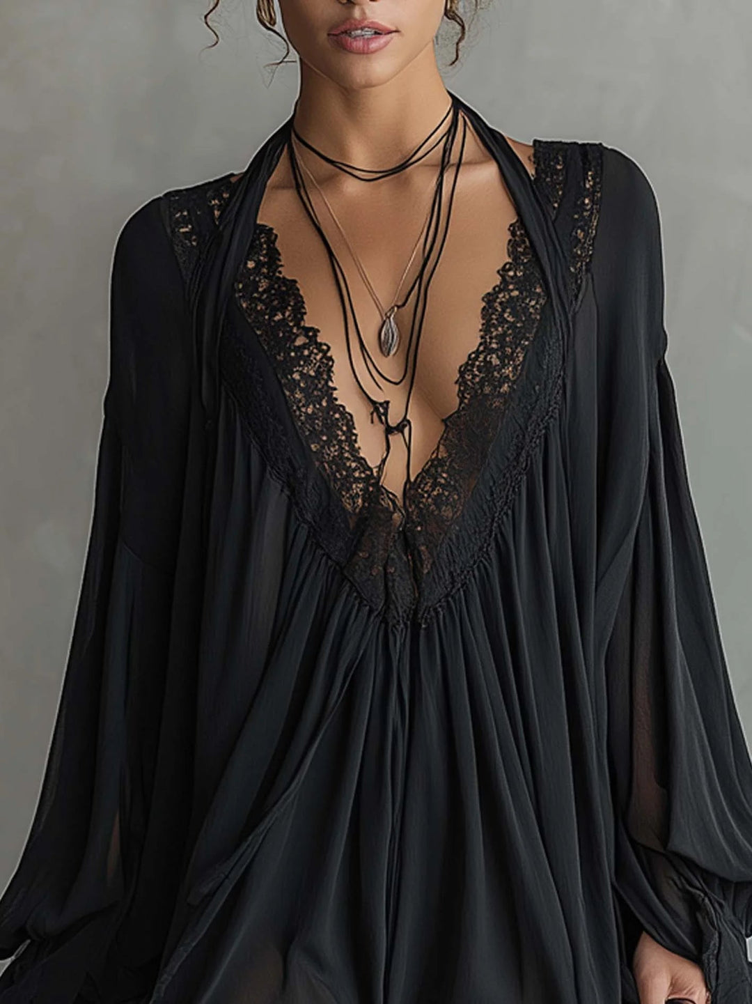 Abito Mini in Chiffon Nero con Scollo in Pizzo