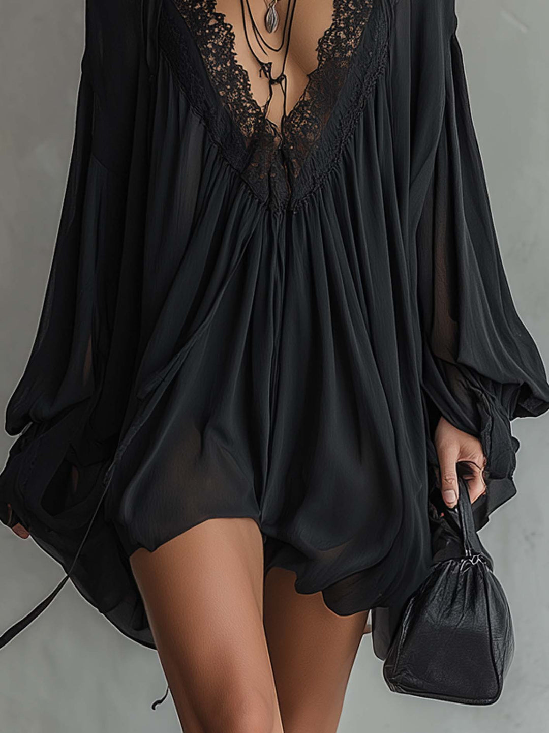 Abito Mini in Chiffon Nero con Scollo in Pizzo