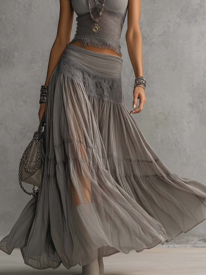 Set Top con Pannelli in Pizzo e Gonna Maxi Plissettata di Elena