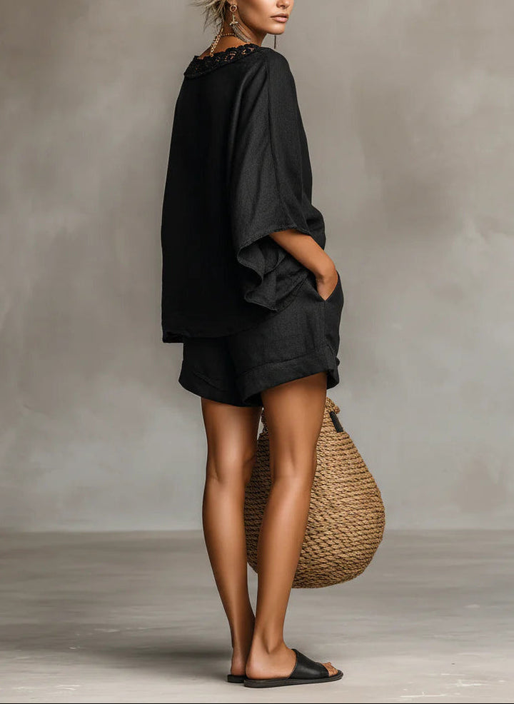Blusa con Collo a Barca in Pizzo Lila e Set di Pantaloni Corti