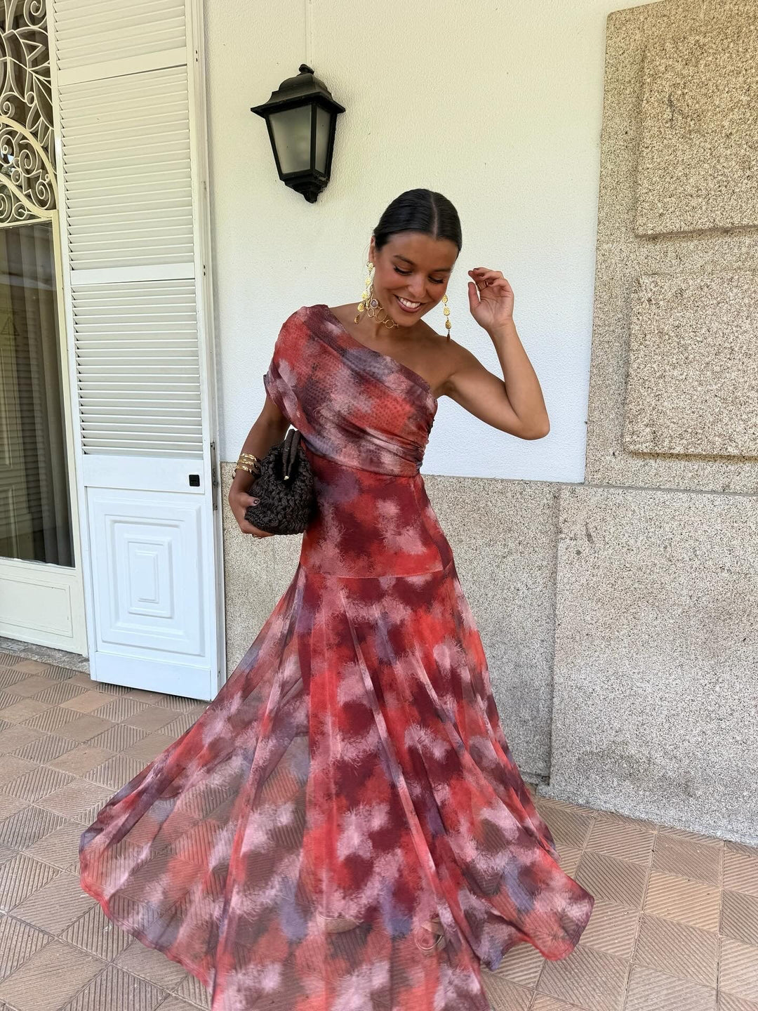 Abito lungo off-shoulder in acquerello