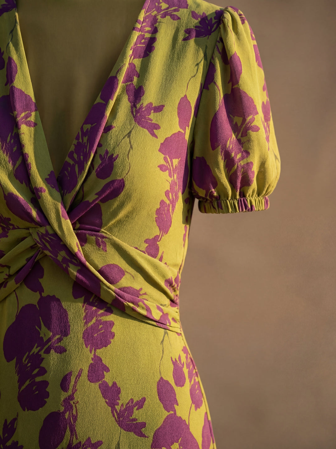 Abito Maxi Floreale con Drappeggio Fluido