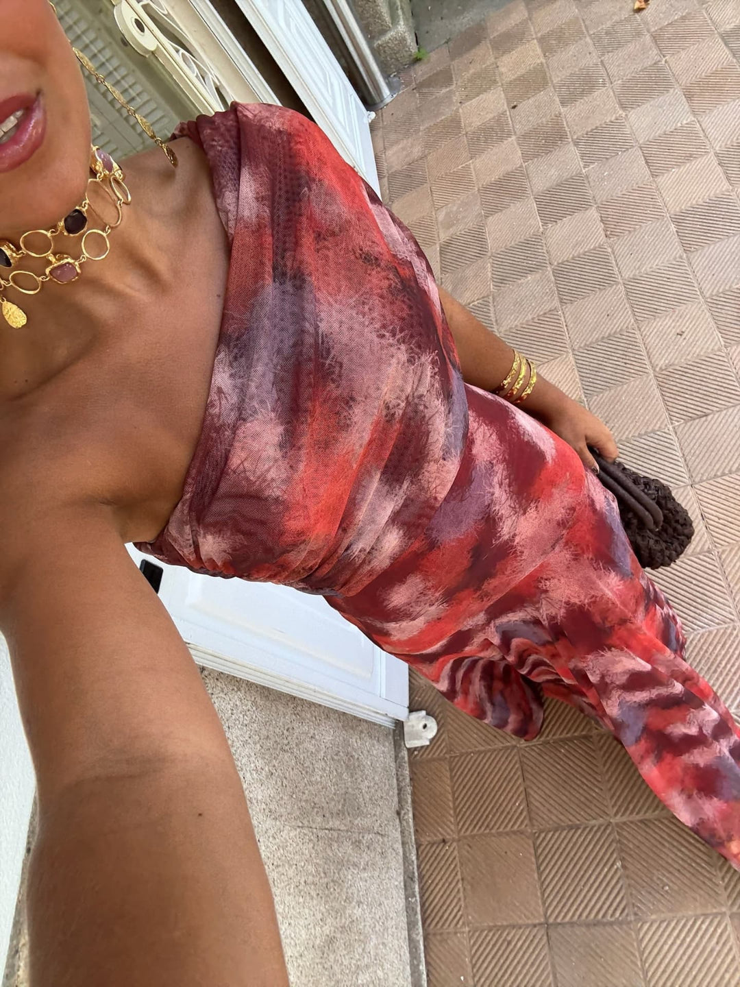Abito lungo off-shoulder in acquerello