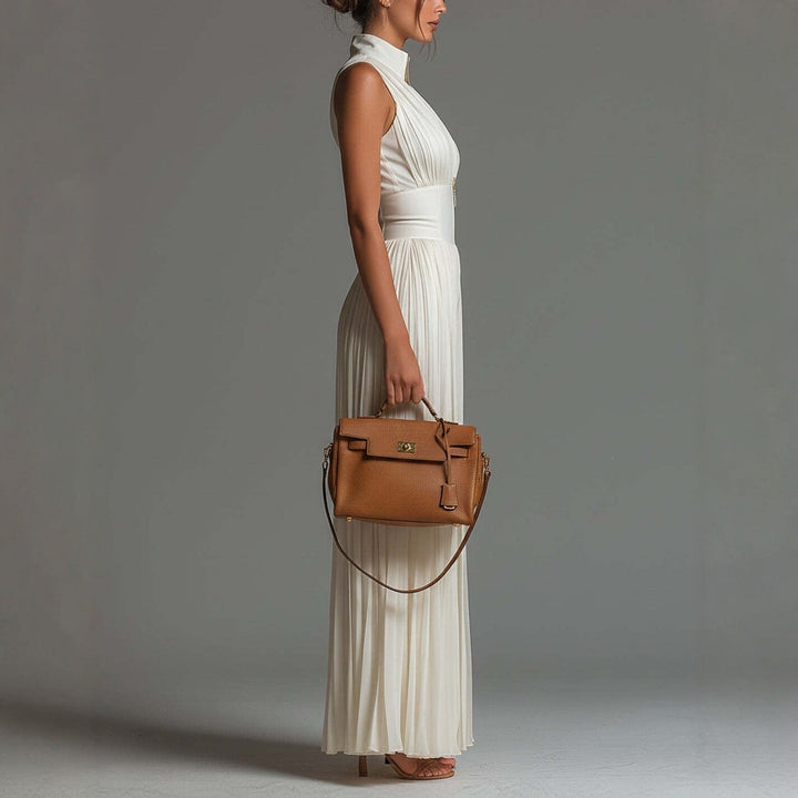 Tuta in chiffon bianca senza maniche con scollo a V, zip e pantaloni a gamba larga plissettati