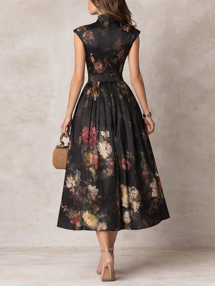 Abito midi in satin plissettato con colletto a chiave nera