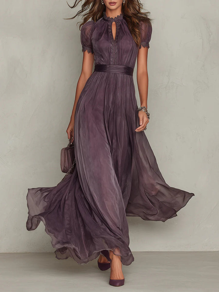 Flavia | Vestito lungo viola con scollo a chiave, bordo in pizzo di chiffon