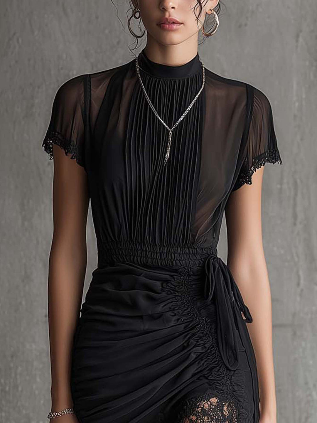 Abito Mini in Chiffon Nero con Pieghe e Bordo in Pizzo