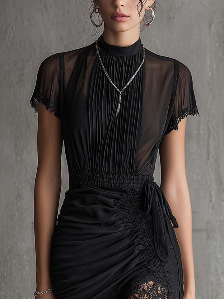 Abito Mini in Chiffon Nero con Pieghe e Bordo in Pizzo