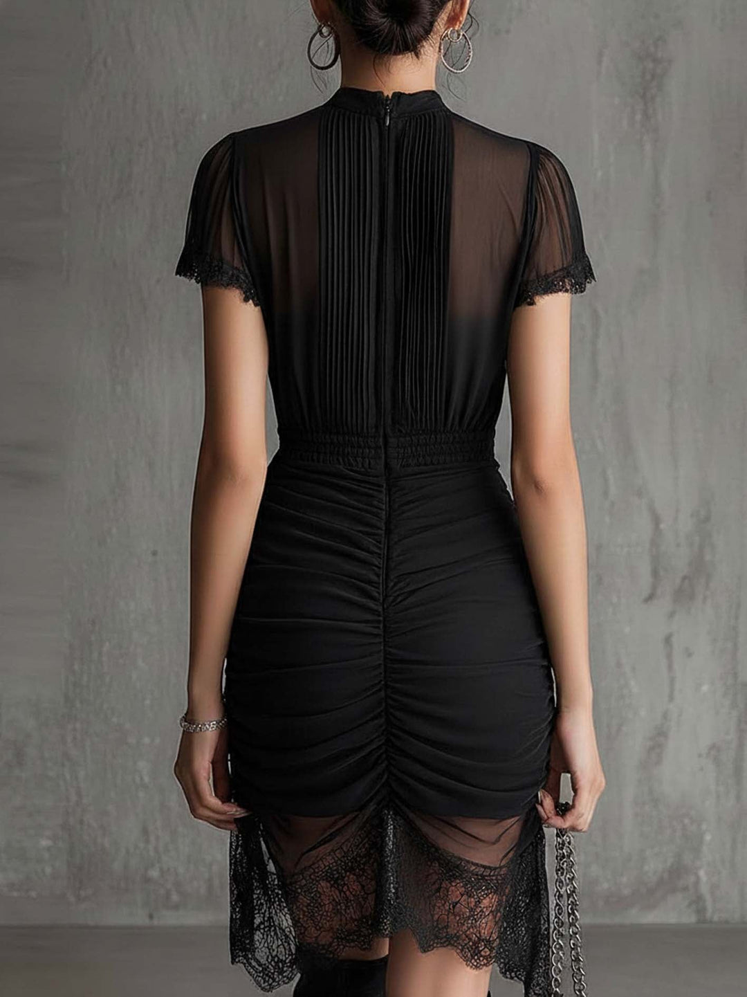 Abito Mini in Chiffon Nero con Pieghe e Bordo in Pizzo