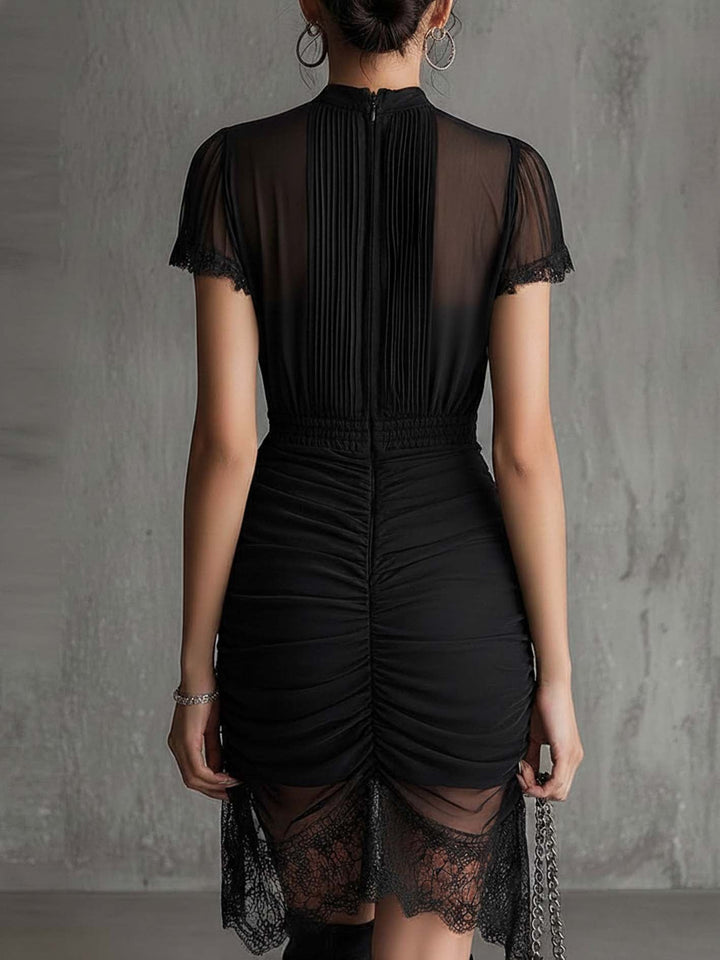 Abito Mini in Chiffon Nero con Pieghe e Bordo in Pizzo