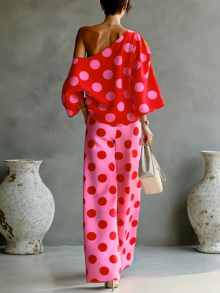 Top off-shoulder a pois rosa retro e pantaloni a gamba larga due pezzi