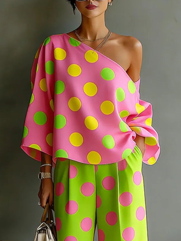 Top off-shoulder a pois colorati e pantaloni a gamba larga due pezzi