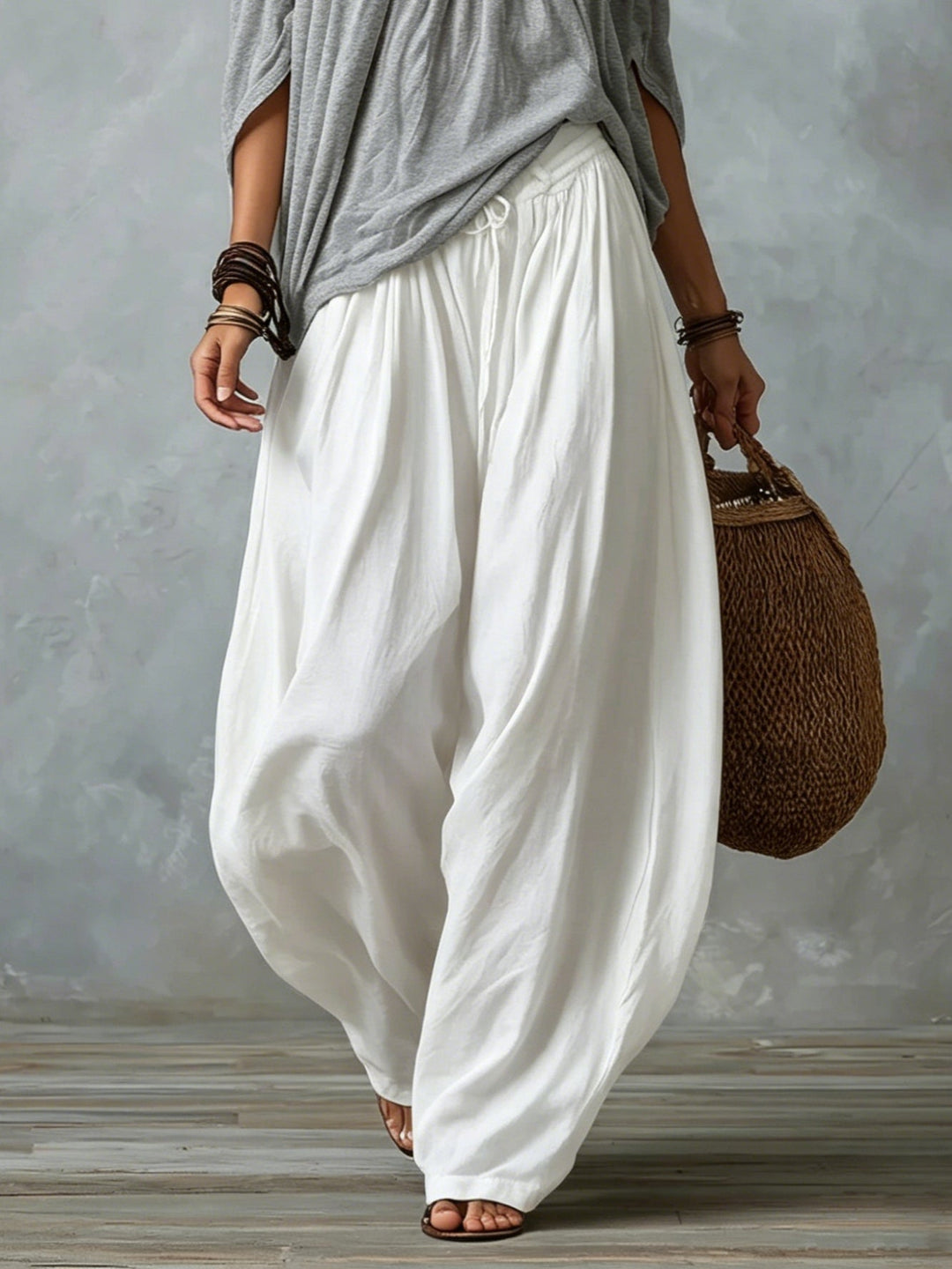 Top Grigio Off-shoulder e Pantaloni Lantern Bianchi a Vestibilità Larga