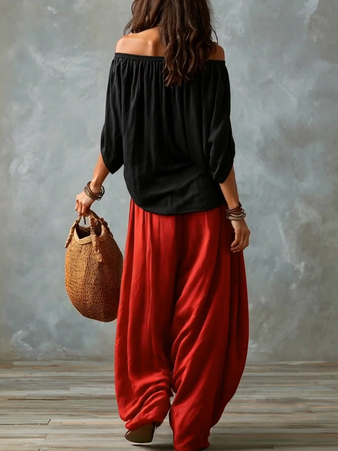 Top Nero Off-shoulder e Pantaloni Lantern Rossi Scollo Largo