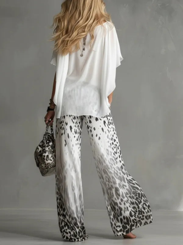 Set T-shirt Bianca Flowy e Pantaloni in Chiffon con Stampa Leopardo
