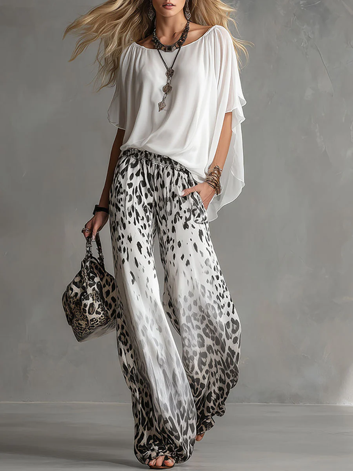 Set T-shirt Bianca Flowy e Pantaloni in Chiffon con Stampa Leopardo