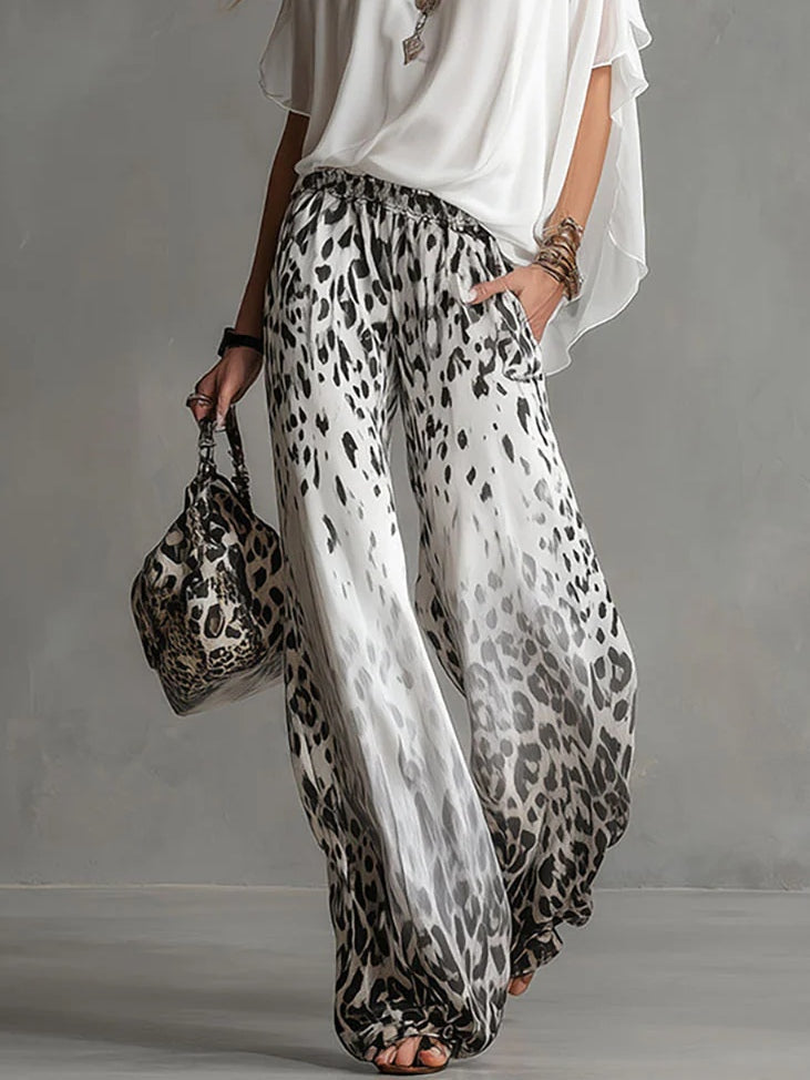 Set T-shirt Bianca Flowy e Pantaloni in Chiffon con Stampa Leopardo