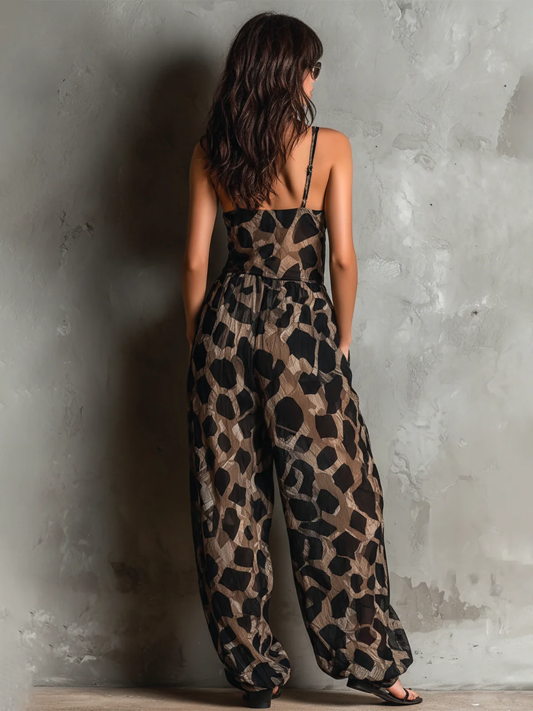 Tuta ampia in chiffon con stampa animale nera e scollo all'americana