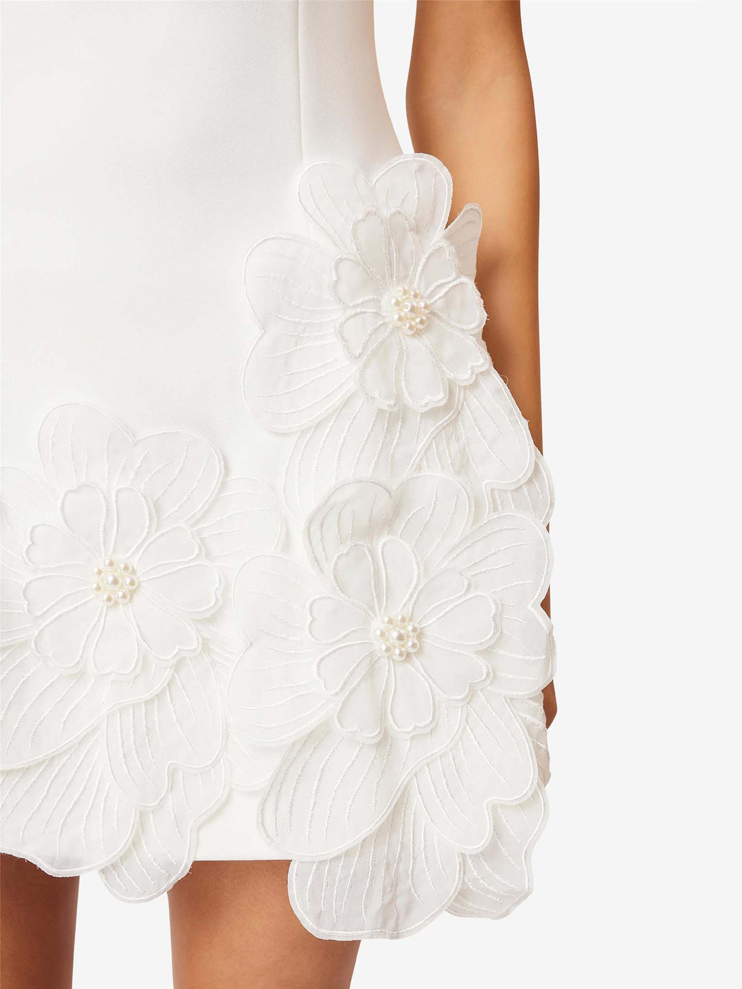 Bettina | Vestito corto senza maniche con fiori in rilievo