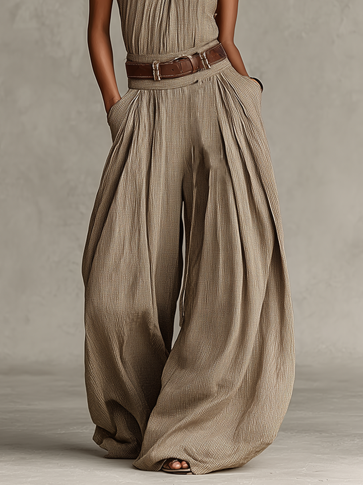 Lucie - Tuta da donna color taupe con colletto a halter e vestibilità aderente